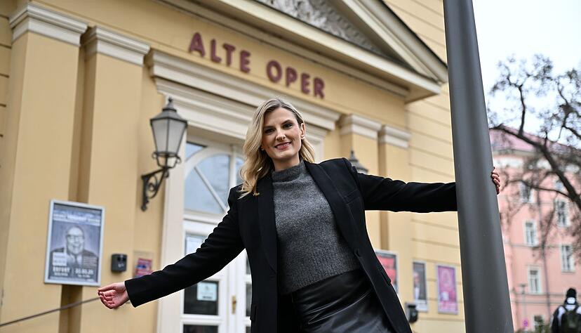 Rausch stammt aus Münsingen in Baden-Württemberg und feilt inzwischen vom thüringischen Weimar aus an ihrer Schlager-Karriere. Rausch stammt aus Münsingen in Baden-Württemberg und feilt inzwischen vom thüringischen Weimar aus an ihrer Schlager-Karriere.