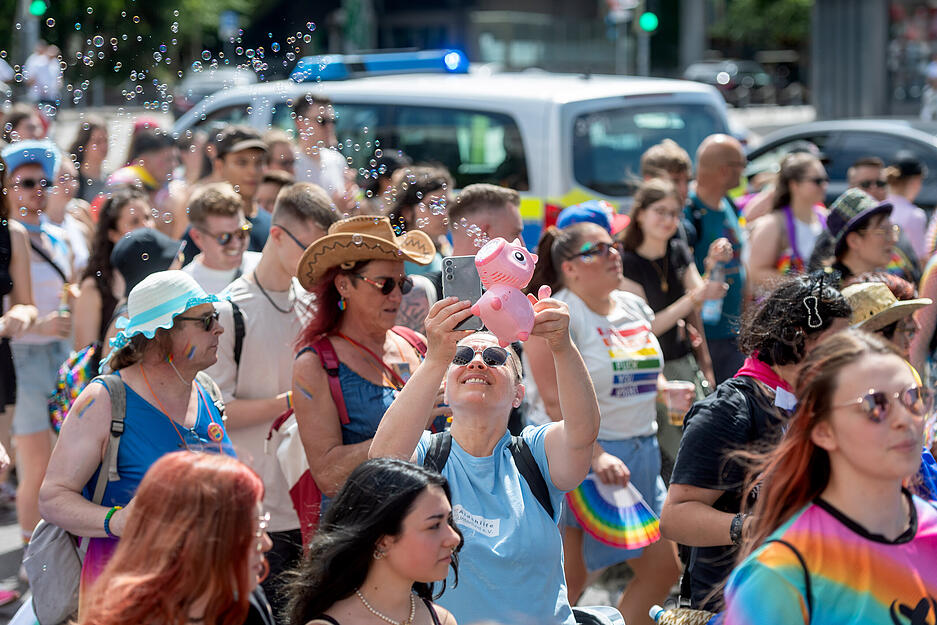 Bunte Menschengruppe zieht beim Christopher Street Day durch Heilbronn.