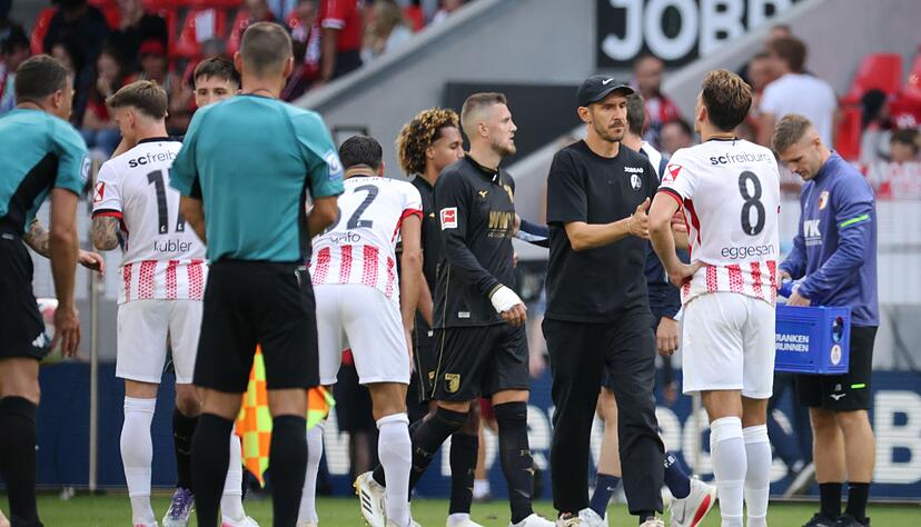 Niedergeschlagen: Julian Schuster und der SC Freiburg haben zum Auftakt eine Niederlage kassiert.