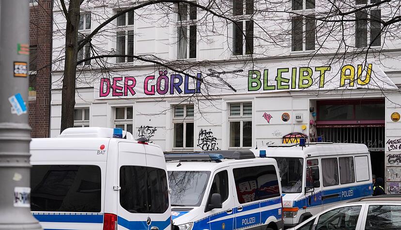 Nach dem Anschlag auf das Berliner Stromnetz im September 2025 ging die Polizei mit einer Razzia gegen vier Verdächtige aus der linksradikalen Szene vor. Nach dem Anschlag auf das Berliner Stromnetz im September 2025 ging die Polizei mit einer Razzia gegen vier Verdächtige aus der linksradikalen Szene vor.