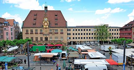 Die Diskussion um eine Markthalle verfolgen die Marktbeschicker auf dem Heilbronner Marktplatz mit gemischten Gefühlen.
Foto: Archiv/Berger