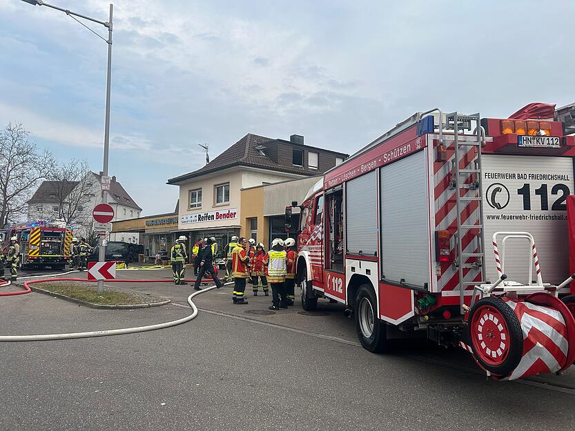 Die Feuerwehr ist bei Reifen Bender in Neckarsulm vor Ort, der Brand ist bereits gelöscht.