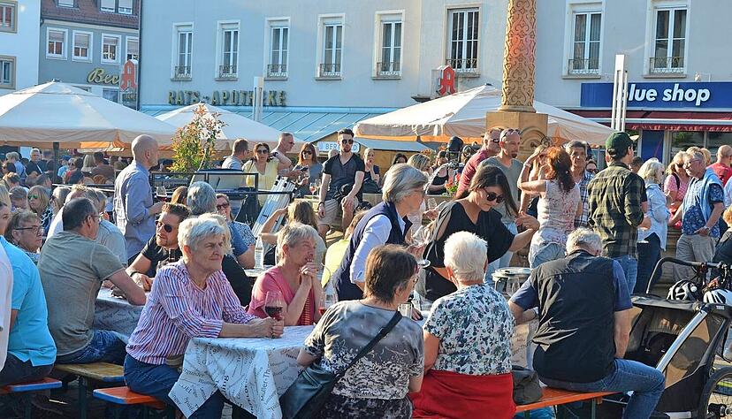 Das Weindorf in Neckarsulm l&auml;dt am Wochenende zum Probieren und Verweilen ein.