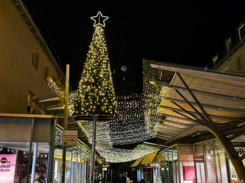 In den Abendstunden bringt der Schmuck eine gewisse Gem&uuml;tlichkeit in die Stadt.