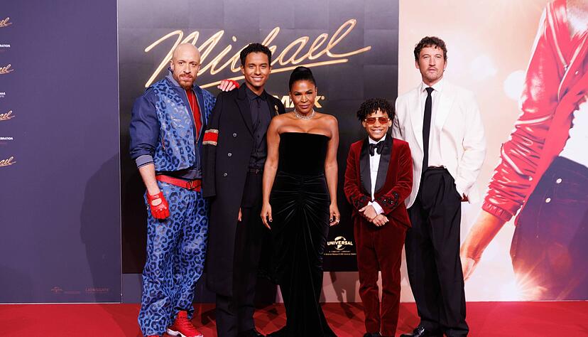 Cast-Mitglieder, darunter Jaafar Jackson (2. v. l.), kamen zur internationalen Premiere in Berlin. (Archivbild).