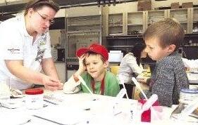 Auch die Labore im fünften Stock waren am Eröffnungswochenende für alle zugänglich. Wie hart unser Leitungswasser ist, zeigt dieser Versuch.