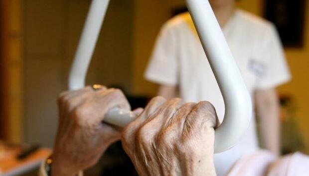 Probleme in der Pflege: In dem Bereich fehlen tausenden Arbeitskr&auml;fte. (Symbolbild)