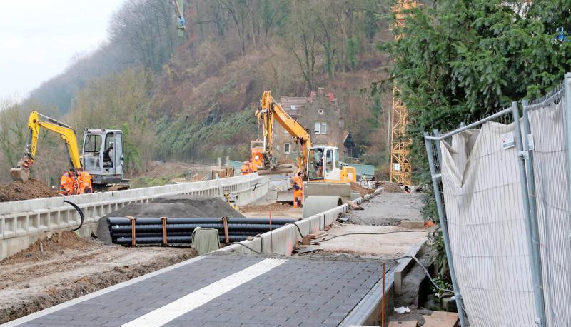 So sieht die Bahntrasse auf der Brücke momentan aus. Bagger wühlen sich durchs Erdreich, es wird gepflastert. So sieht die Bahntrasse auf der Brücke momentan aus. Bagger wühlen sich durchs Erdreich, es wird gepflastert.