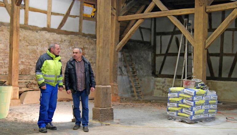 Ortsvorsteher Ralf Krämer (rechts) spricht mit Steffen Großkinsky von der Bodensee-Wasserversorgung Möckmühl über weitere Sanierungsarbeiten.