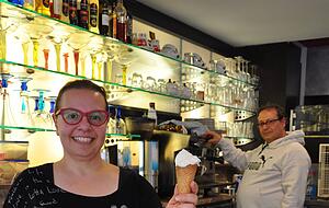 Linda und Roberto Galiano in ihrem Eiscaf&eacute; Bella Linda.