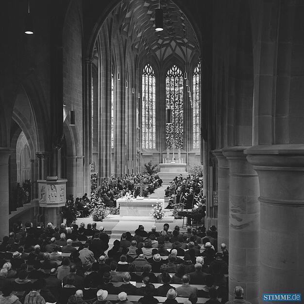 Der wiederauferbaute Chor der Kilianskirche wird 1965 festlich eingeweiht. Im Hintergrund ist die Kreuzigungsgruppe aus dem Hochaltar von Hans Seyfer erkennbar.