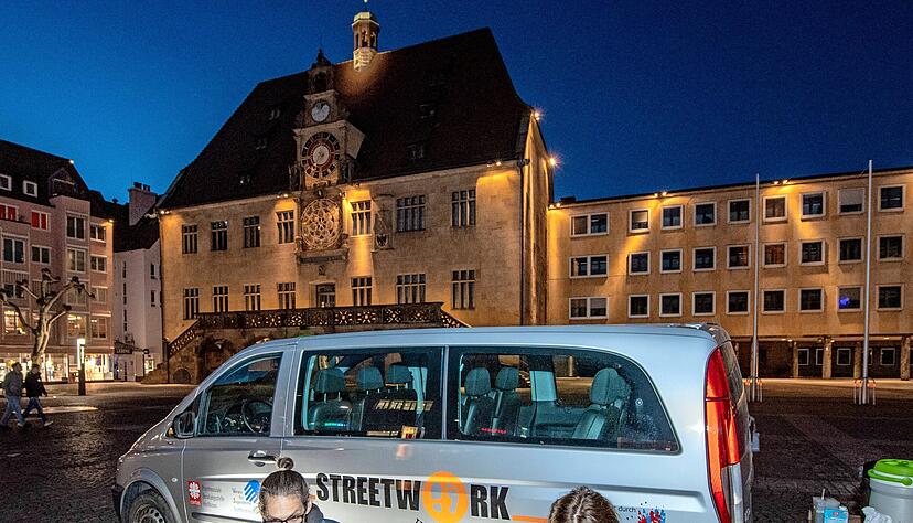 Streetworker in Heilbronn kommen mit der "Busbar" auf den Rathausplatz, sie wollen die junge Klientel direkt auf der Straße in der City ansprechen und so Vertrauen aufbauen.