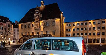 Streetworker der Diakonie in Heilbronn kommen mit der "Busbar" auf den Rathausplatz, sie wollen die junge Klientel direkt auf der Straße in der City ansprechen und so Vertrauen aufbauen. 
Foto: Archiv/Berger