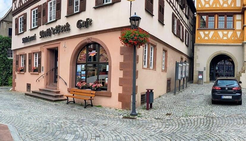 Die Parkpl&auml;tze direkt vor dem Neudenauer Rathaus sind durch den Erwerb der Krone gesichert.