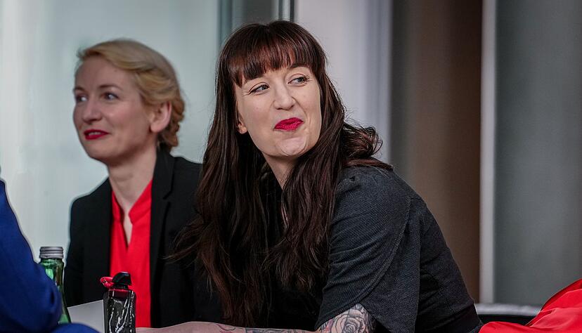 Den linken Arm von Heidi Reichinnek zieren bereits ein Otter, ein Kater und ein Abbild von Rosa Luxemburg. (Archivbild)