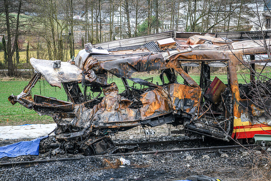 Blick auf die Unfallstelle nach dem Zusammenstoß eines Tanklasters mit einer Stadtbahn bei Ubstadt-Weiher. Blick auf die Unfallstelle nach dem Zusammenstoß eines Tanklasters mit einer Stadtbahn bei Ubstadt-Weiher.