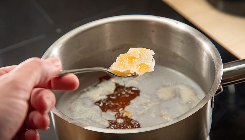 Gute Alternative: Br&uuml;he abk&uuml;hlen lassen und das Fett mit einem L&ouml;ffel abnehmen.