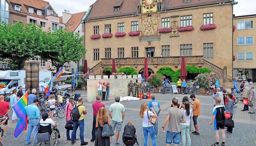 35 Fahrradfahrer radeln von Ingolstadt nach Ramstein und setzen mit Aktionen wie dieser auf dem Marktplatz ein Zeichen f&uuml;r Frieden.Foto: Dennis Mugler