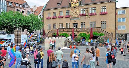 35 Fahrradfahrer radeln von Ingolstadt nach Ramstein und setzen mit Aktionen wie dieser auf dem Marktplatz ein Zeichen f&uuml;r Frieden.Foto: Dennis Mugler