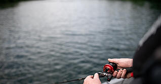 ARCHIV - 15.06.2024, Nordrhein-Westfalen, Xanten: Ein Angler sitzt in einem Boot und angelt.  (zu dpa: &laquo;Gute Noten f&uuml;r Th&uuml;ringer Touristen-Angelschein&raquo;) Foto: Fabian Strauch/dpa +++ dpa-Bildfunk +++