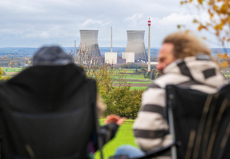 Die beiden jeweils 160 Meter hohen Kühltürme des früheren Kernkraftwerks Gundremmingen sind knapp vier Jahre nach der Stilllegung des Atommeilers gesprengt worden. Die beiden jeweils 160 Meter hohen Kühltürme des früheren Kernkraftwerks Gundremmingen sind knapp vier Jahre nach der Stilllegung des Atommeilers gesprengt worden.