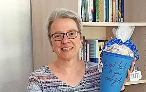 Ein süßes Geschenk: Von ihren Studenten in Magdeburg erhielt Gudrun Kiesmüller eine Schultüte.
Foto: privat Ein süßes Geschenk: Von ihren Studenten in Magdeburg erhielt Gudrun Kiesmüller eine Schultüte.
Foto: privat