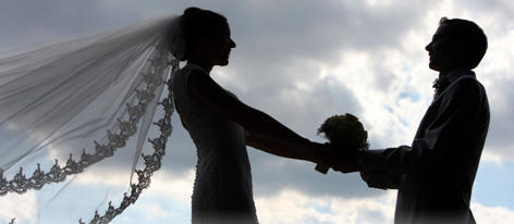 ARCHIV -&nbsp;ILLUSTRATION - Die Silhouette eines frisch verm&auml;hlten Hochzeitspaares (Archivfoto vom 21.06.2008). Erste St&auml;dte im S&uuml;dwesten verzeichnen einen Ansturm auf das Hochzeitsdatum 12.12.12. Foto: Patrick Pleul dpa (zu lsw "Erster Ansturm auf Hochzeitstag 12.12.12." vom 26.08.2012)  +++(c) dpa - Bildfunk+++