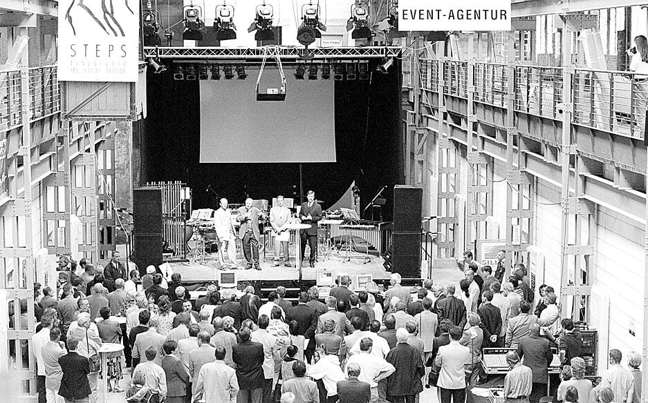 Die Zukunftswerkstatt in der noch nicht ganz fertig umgebauten, künftigen Innovationsfabrik, ist 1998 eröffnet. Mit der landesweiten Aktion, die gleichzeitig in zehn Städten stattfindet, will man junge Menschen ermutigen, sich selbständig zu machen. Die Zukunftswerkstatt in der noch nicht ganz fertig umgebauten, künftigen Innovationsfabrik, ist 1998 eröffnet. Mit der landesweiten Aktion, die gleichzeitig in zehn Städten stattfindet, will man junge Menschen ermutigen, sich selbständig zu machen.