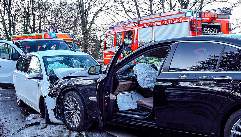 Eine 63 Jahre alte Frau ist am Samstagnachmittag bei einem Verkehrsunfall in Stuttgart-Hedelfingen ums Leben gekommen.