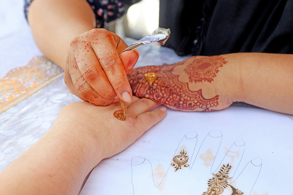 Henna-Tattoos werden auf dem Festival in Heilbronn von Hand auf die Hand gemalt.