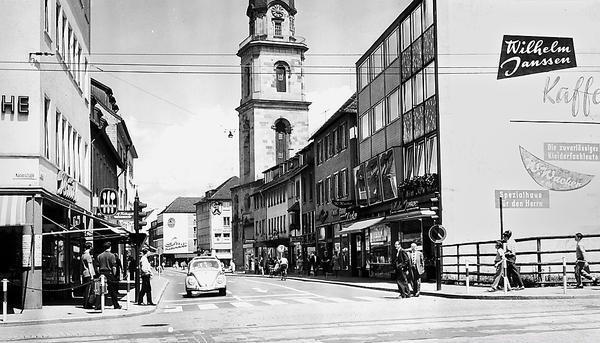 Zusammengestellt von Archiv und Dokumentation der Heilbronner Stimme 
Anfang der 60er Jahre zeigt der Blick von der Kaiserstraße in die Sülmerstraße noch wenig Verkehr. Zusammengestellt von Archiv und Dokumentation der Heilbronner Stimme 
Anfang der 60er Jahre zeigt der Blick von der Kaiserstraße in die Sülmerstraße noch wenig Verkehr.