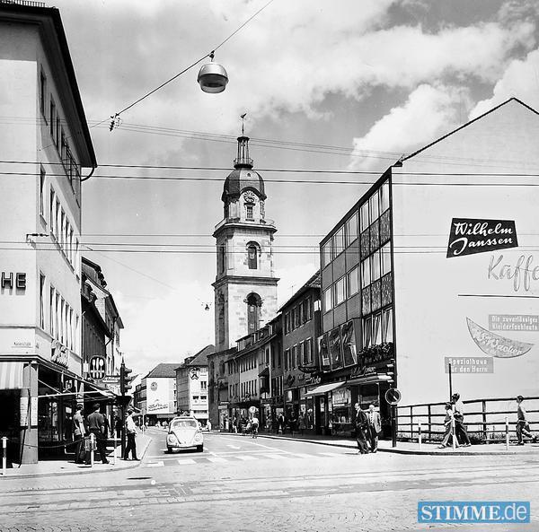Zusammengestellt von Archiv und Dokumentation der Heilbronner Stimme 
Anfang der 60er Jahre zeigt der Blick von der Kaiserstraße in die Sülmerstraße noch wenig Verkehr. Zusammengestellt von Archiv und Dokumentation der Heilbronner Stimme 
Anfang der 60er Jahre zeigt der Blick von der Kaiserstraße in die Sülmerstraße noch wenig Verkehr.