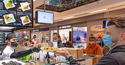 Auch Nam Hung Nguym sp&uuml;rt den Umsatzr&uuml;ckgang. Allerdings kommen immer noch zahlreiche G&auml;ste in sein asiatisches Restaurant Asiahung in der Stadtgalerie Heilbronn. 
Foto: Mario Berger