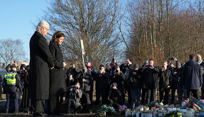 Das Königspaar legt in Örebro Blumen nieder. Das Königspaar legt in Örebro Blumen nieder.