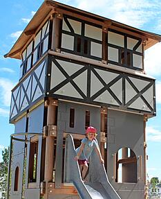 Lill Wein (3) testet die Rutsche beim R&ouml;merspielplatz.