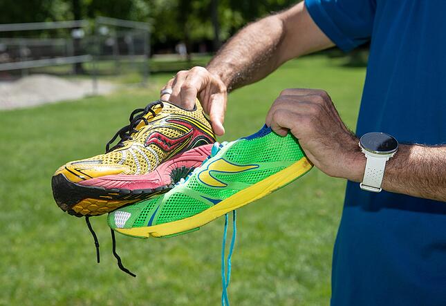 Der linke Schuh hat eine sehr hohe Sprengung, der rechte praktisch gar keine. Foto: Andreas Veigel Der linke Schuh hat eine sehr hohe Sprengung, der rechte praktisch gar keine. Foto: Andreas Veigel