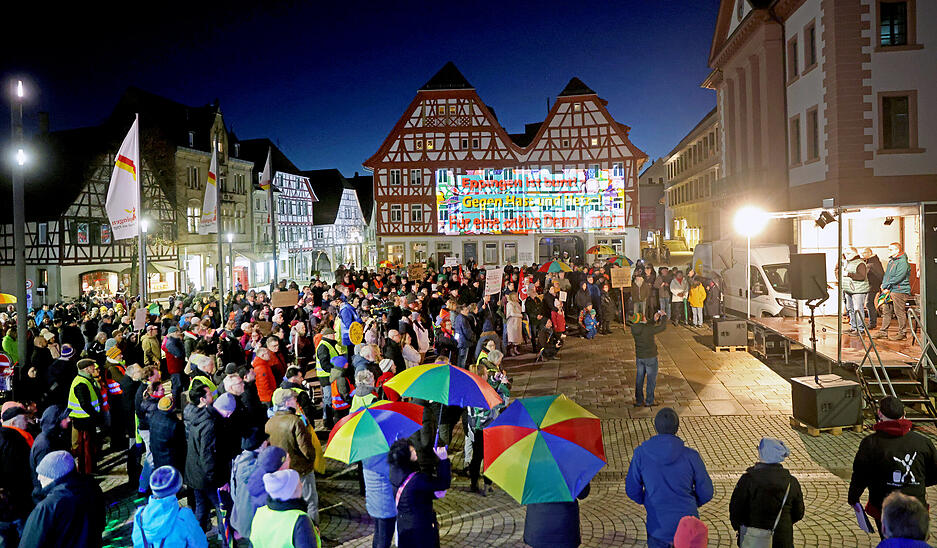 Demo: "Eppingen ist bunt! Gegen Hass und Hetze! Für eine aktive Demokratie!“ Demo: "Eppingen ist bunt! Gegen Hass und Hetze! Für eine aktive Demokratie!“