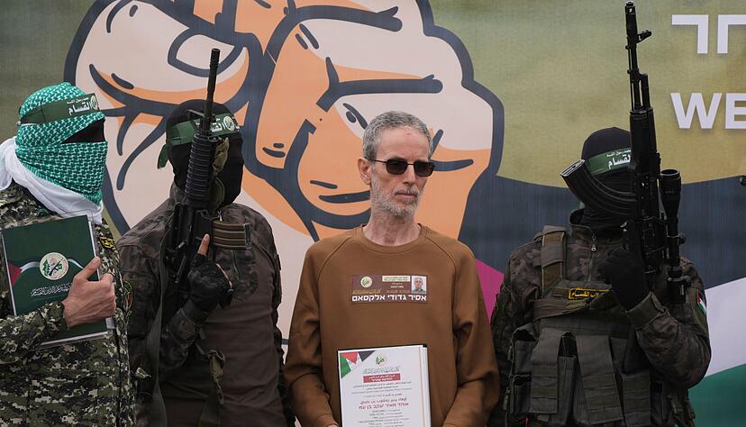 Auf einer Bühne mussten sich die Geiseln bei ihrer Freilassung israelischen Medien zufolge bei der Hamas für die «Fürsorge» während ihrer Geiselhaft bedanken. Auf einer Bühne mussten sich die Geiseln bei ihrer Freilassung israelischen Medien zufolge bei der Hamas für die «Fürsorge» während ihrer Geiselhaft bedanken.