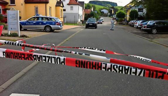 Die gesperrte Panoramastraße: Nach dem Angriff mit einer Machete auf einen 49-jährigen Mann nimmt die Spurensicherung Beweise am Tatort auf. Foto: Archiv/Heizereder