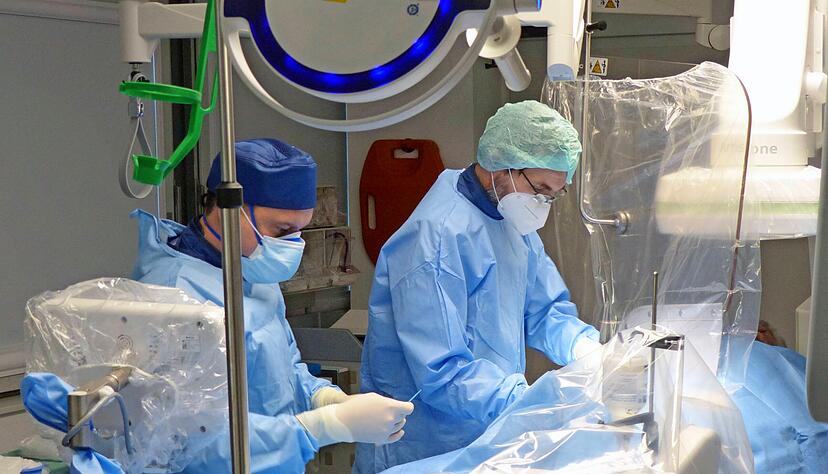 Chefarzt Michael Ackermann (rechts) und Oberarzt Mahmud Reda Atassi bei einem Eingriff im neuen Herzkatheterlabor im Hohenloher Krankenhaus Öhringen.
Foto: privat Chefarzt Michael Ackermann (rechts) und Oberarzt Mahmud Reda Atassi bei einem Eingriff im neuen Herzkatheterlabor im Hohenloher Krankenhaus Öhringen.
Foto: privat