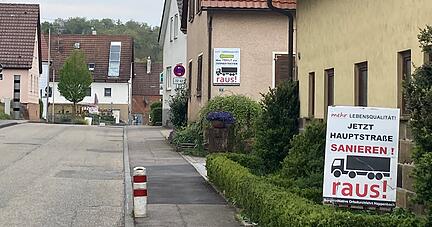 Mit Plakaten an der Hauptstraße fordert die BI "Verkehrsberuhigung jetzt!" weitere Maßnahmen in Bezug auf Verkehrssicherheit in Happenbach.
Foto: Andreas Zwingmann