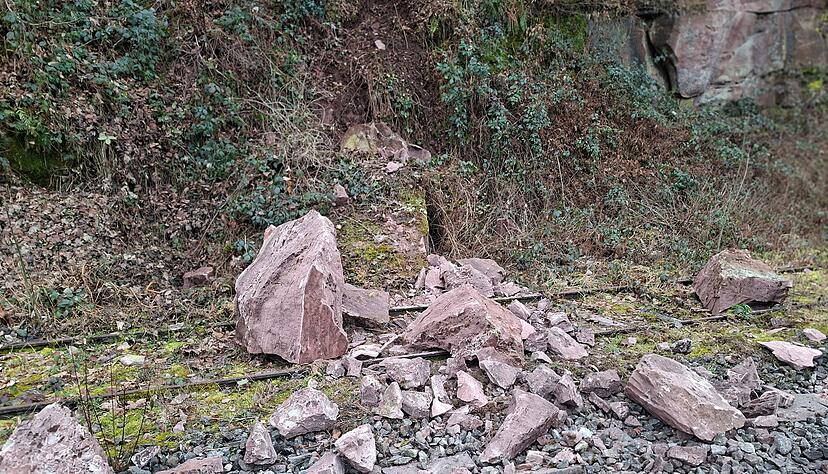 Die Felsbrocken lagen auf der Bahnstrecke.