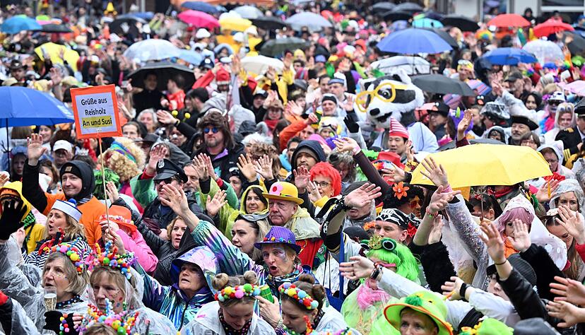 Die diesj&auml;hrige Weiberfastnacht war ein nasser Start in den Stra&szlig;enkarneval.