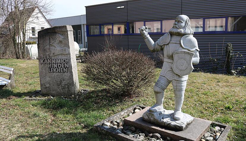 Statue und Stein erinnern in Krautheim am Ortsausgang Richtung Klepsau und D&ouml;rzbach an G&ouml;tz von Berlichingen und seine Historie mit der Stadt.