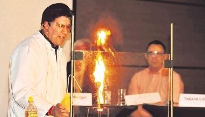 Es lodert lichterloh: In der Versuchsküche der Experimenta geht es heiß her. Jens-Peter Knemeyer zeigt in der Lern- und Erlebniswelt, was man daheim lieber tunlichst unterlassen sollte.Fotos: Brian Bailey