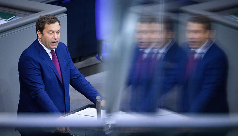 Klingbeil schw&ouml;rt im Bundestag auf harte Zeiten ein.