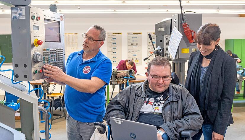 Michael Stopp (Mitte) zeigt Jessica Jagel seine Programmierung. Mit seinem Chef Dieter Galz (links) versteht er sich bestens.
Foto: Mario Berger Michael Stopp (Mitte) zeigt Jessica Jagel seine Programmierung. Mit seinem Chef Dieter Galz (links) versteht er sich bestens.
Foto: Mario Berger