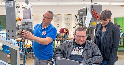 Michael Stopp (Mitte) zeigt Jessica Jagel seine Programmierung. Mit seinem Chef Dieter Galz (links) versteht er sich bestens.
Foto: Mario Berger