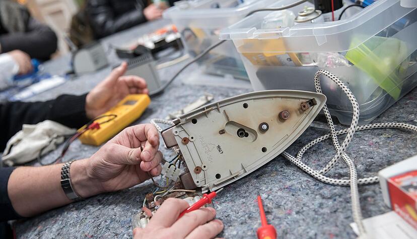 Haushaltsger&auml;te reparieren statt wegwerfen: Fehlersuche und Reparatur in einem Repair-Cafe k&ouml;nnen sich lohnen.