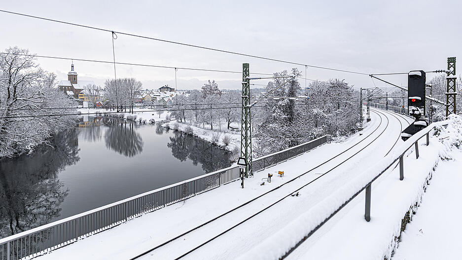 Kaum zu erkennen unter dem Schnee: die Zuggleise in Lauffen. Kaum zu erkennen unter dem Schnee: die Zuggleise in Lauffen.
